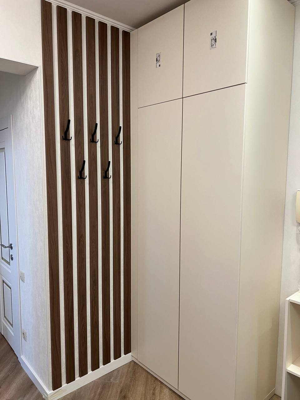 Прихожая Деревянные рейки + Белый шкаф